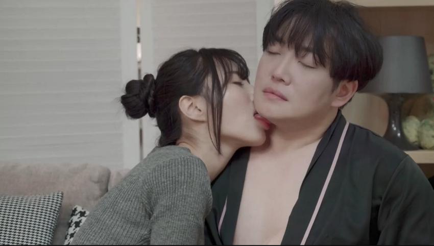 sex đụ nhầm Anh đang quay phim mà em cứ đòi coi clip